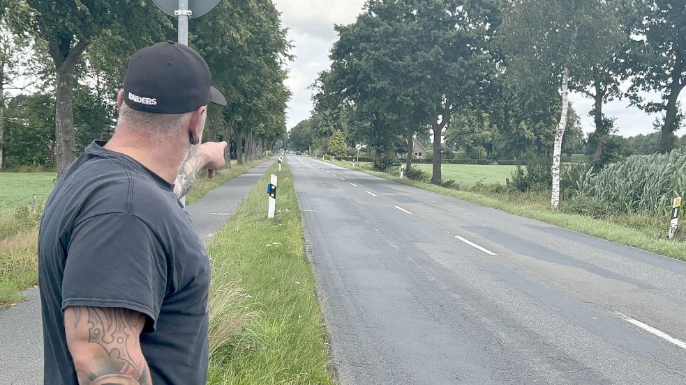 Frank Meyer zeigt auf das Schild, dass die Fünfzigerzone aufhebt. Er würde sich wünschen, dass direkt im Anschluss 70 ist. Foto: Eva van Loh