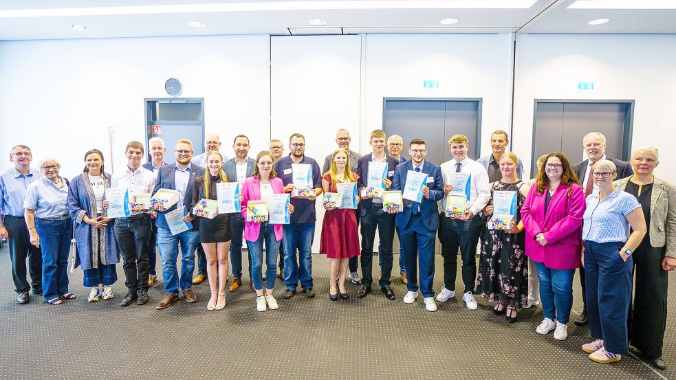 Der Landkreis Leer hat erneut junge Menschen, die sich ehrenamtlich engagieren, mit dem „Löppt! Mitnanner“-Preis ausgezeichnet. Foto: privat
