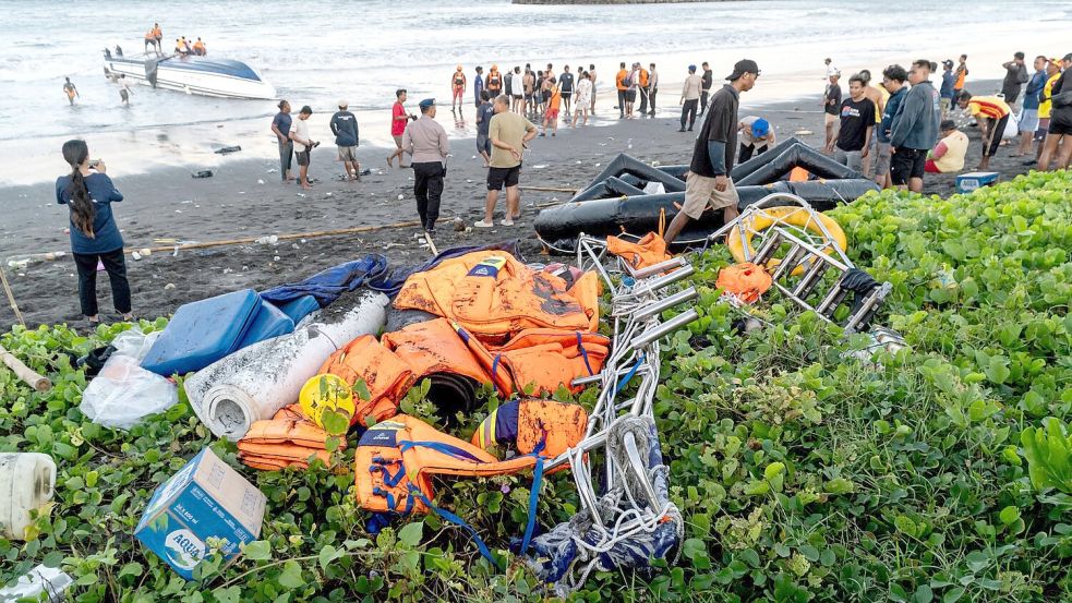 Vor der indonesischen Insel Bali ist ein Touristenboot gekentert. Foto: Dicky Bisinglasi/XinHua/dpa