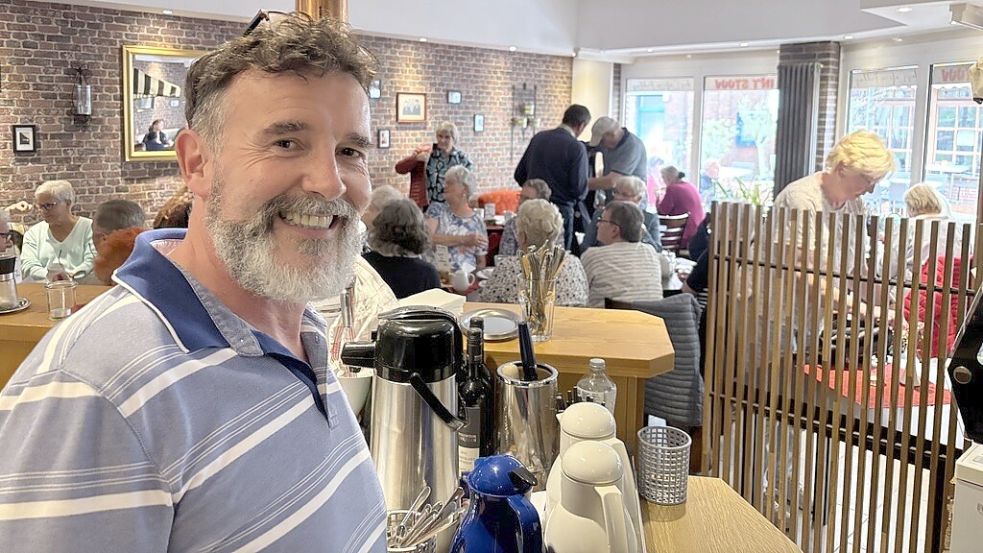 Achim Heidemann betreibt das Café „In‘t Stuuv“ in der Wittmunder Drostenstraße. Foto: Imke Oltmanns