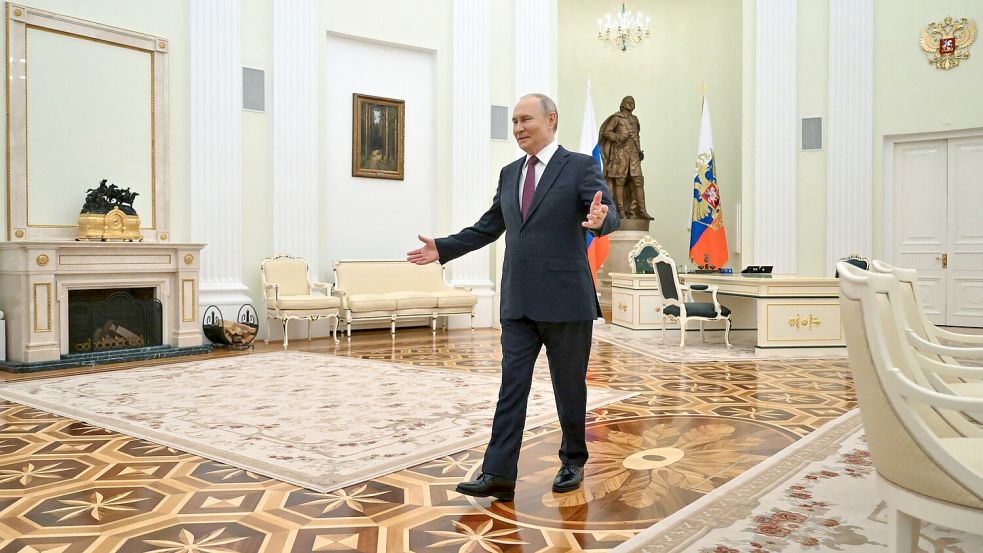 So freundlich hat Kremlchef Putin den US-Unterhändler Witkoff im April empfangen. (Archivbild) Foto: Kristina Kormilitsyna/Pool Sputnik Kremlin/AP/dpa