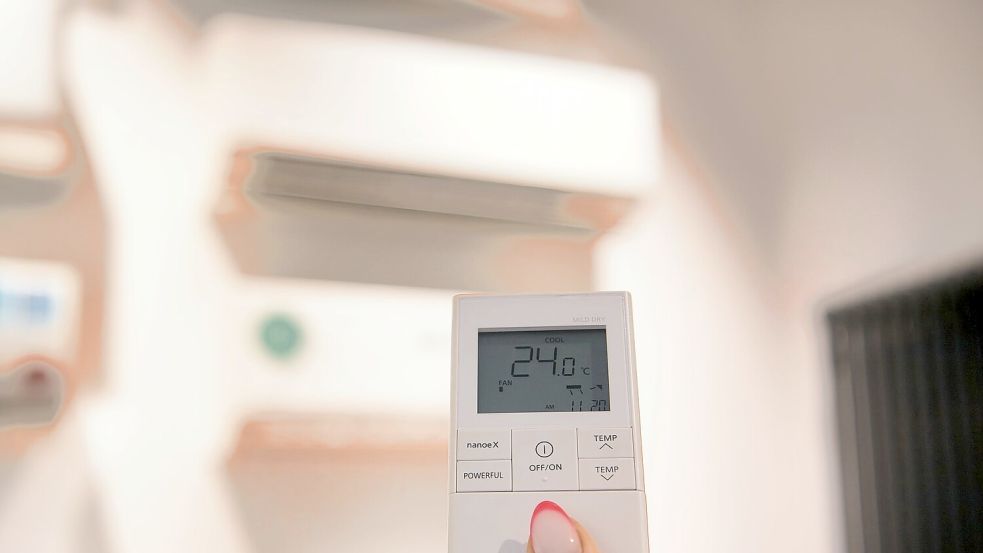 24 Grad: Mithilfe einer Fernbedienung wird die Temperatur einer Klimaanlage im Showroom einer Berliner Firma reguliert. Foto: Paul Zinken/dpa