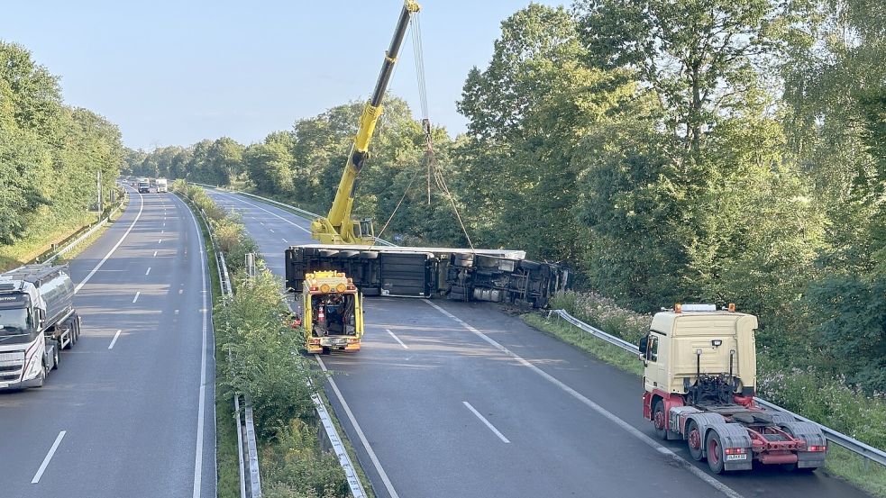 Die Bergungsarbeiten auf der Autobahn 28 laufen. Foto: Timo Sager