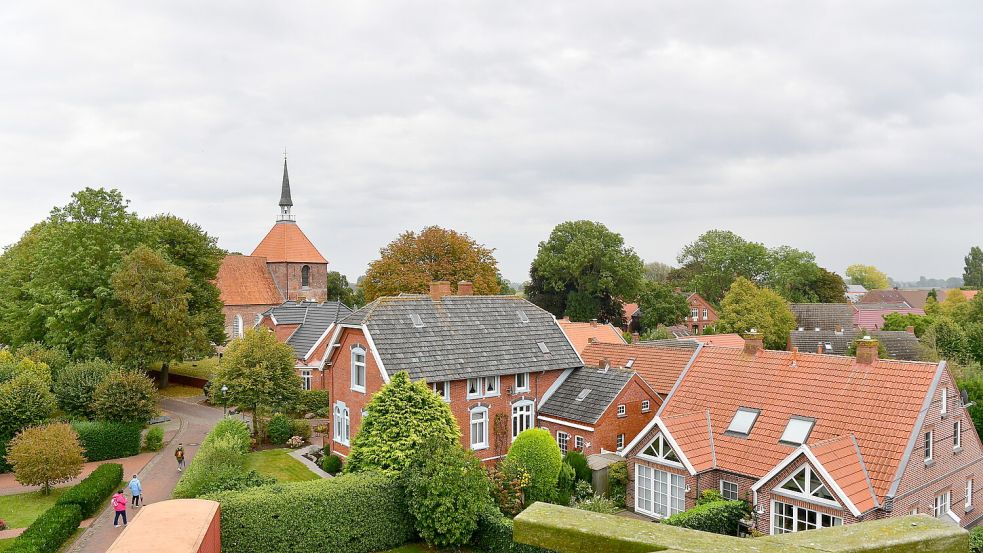 Blick auf die Rysumer Kirche. Das gastronomische Angebot in Rysum ist bescheiden, bemängelt eine Nutzerin bei Facebook. Foto: Heinz Wagenaar/Archiv