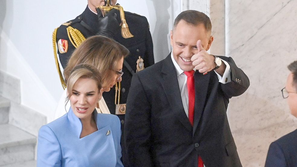 Polens neuer Präsident Karol Nawrocki, hier im Bild mit seiner Frau Marta, hat den Amtseid abgelegt. (Foto aktuell) Foto: Piotr Nowak/PAP/dpa