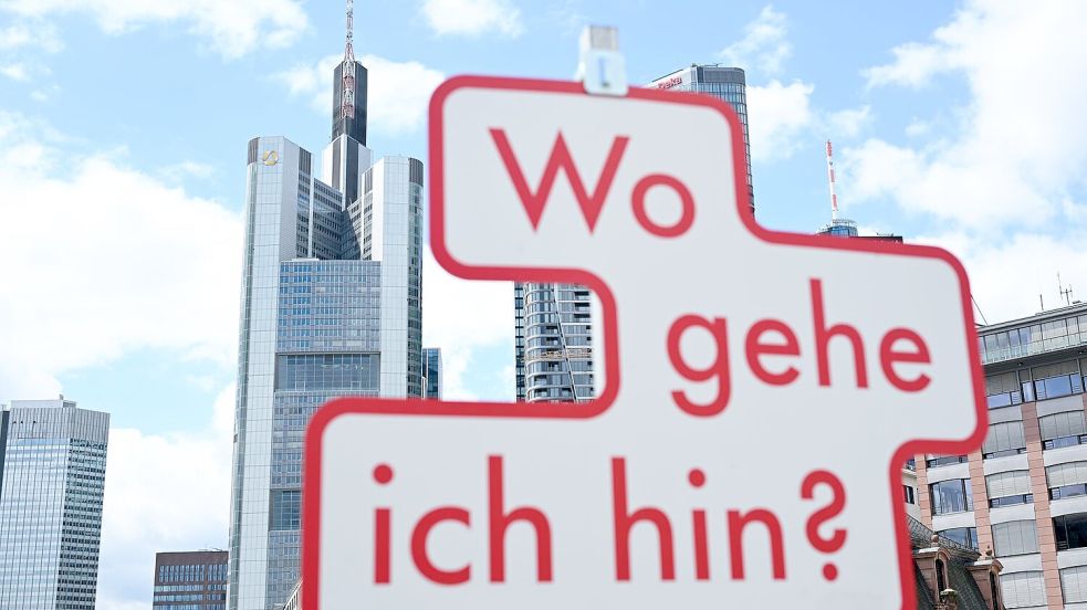 Mit steigenden Gewinnen und höheren Ausschüttungen will die Commerzbank ihre Eigenständigkeit bewahren (Archivbild) Foto: Arne Dedert/dpa