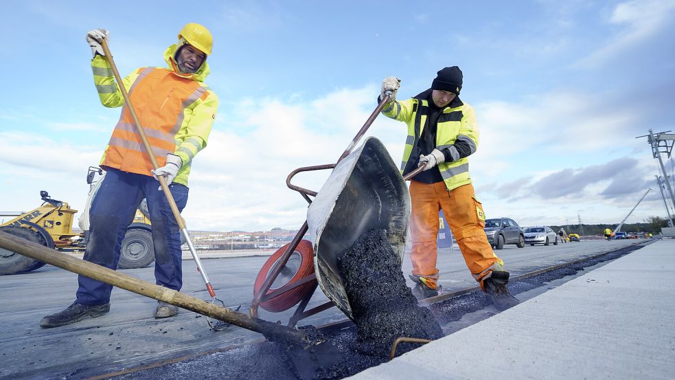 Wer öffentliche Aufträge an Land ziehen will, soll „tarifähnliche“ Arbeitsbedingungen gewährleisten – so sieht es der Entwurf des „Tariftreuegesetzes vor“. Foto: dpa/Andreas Arnold