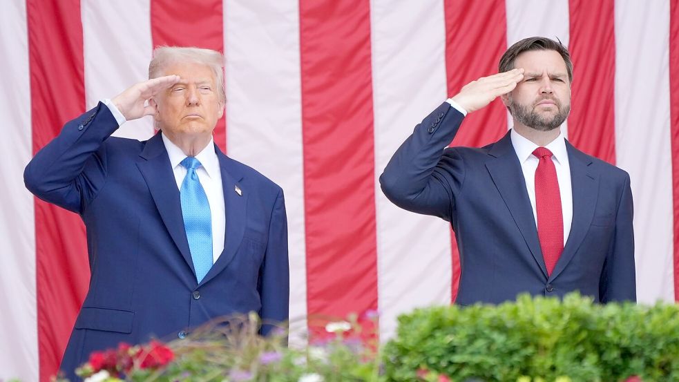 US-Präsident Donald Trump bezeichnet eine Kandidatur seines Vize JD Vance bei der kommenden Präsidentschaftswahl als „höchstwahrscheinlich“. (Archivbild) Foto: Jacquelyn Martin/AP/dpa