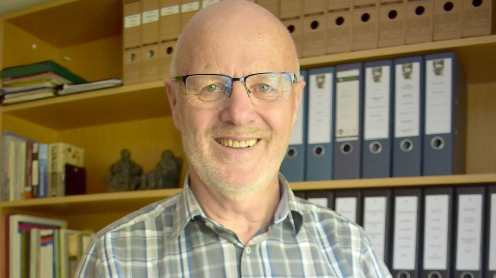Uwe Duden befasst sich mit der altfriesischen Sprache. Sein Buch erscheint am 22. August 2025. Foto: Manfred Hochmann