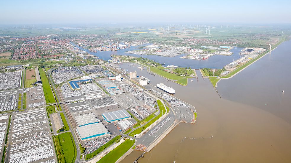 Die Arbeitsplätze von knapp 9400 Menschen sind direkt und indirekt vom Emder Hafen abhängig. Dabei sind die rund 8000 Menschen, die bei VW in Emden arbeiten, noch nicht mitgerechnet. Foto: Tobias Bruns/Archiv