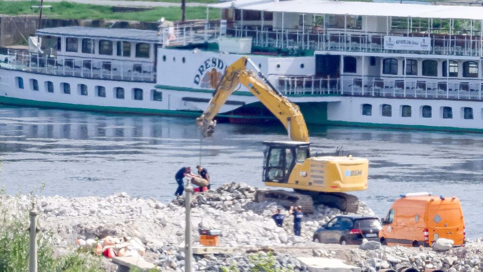 Mitarbeiter der Kampfmittelbeseitigung Sachsen transportieren während der Entschärfung am Fundort eine 250 Kilogramm schwere Weltkriegsbombe ab. Foto: Robert Michael/dpa