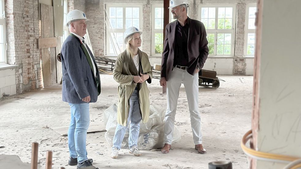 Bürgermeister Claus-Peter Horst (von links), Fachdienstleiterin Gebäude- und Energiemanagement Alexandra Abraham, und Stadtbaurat Jens Lüning verschafften sich einen Überblick über die Arbeiten im künftigen Mensabereich der Plytenbergschule in Leer. Foto: Stadt Leer
