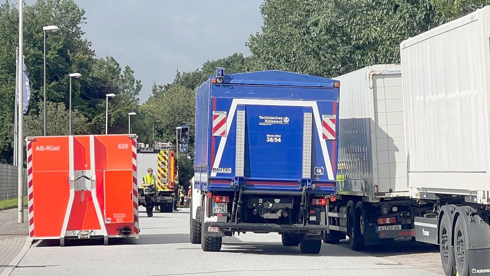 Die Bergungsarbeiten dauern mehrere Stunden nach dem Unfall in einem Kieler Gewerbegebiet an. Foto: André Klohn/dpa