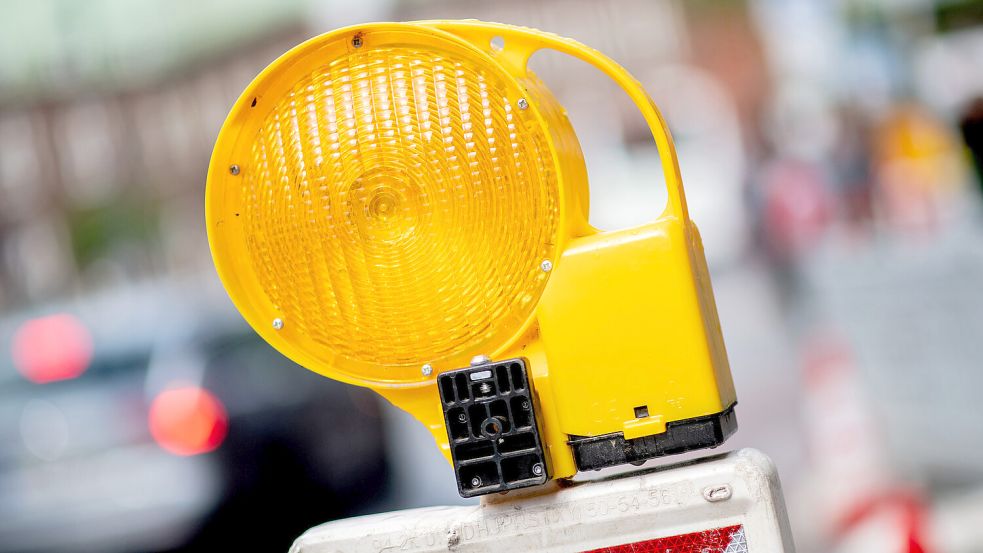 Eine Absperrung hält nicht jeden Autofahrer davon ab, die Baustelle zu passieren. Symbolfoto: Hauke-Christian Dittrich/dpa