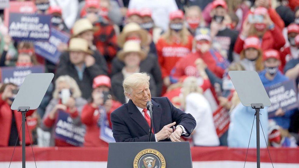 Trump und andere Milliardäre seines Kabinetts gelten als Fans Schweizer Markenuhren (Archivbild) Foto: Jacqueline Larma/AP/dpa