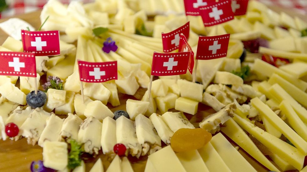 Schokolade und Käse aus der Schweiz dürfte in den USA unerschwinglich teuer werden (Archivbild) Foto: Georgios Kefalas/KEYSTONE/dpa