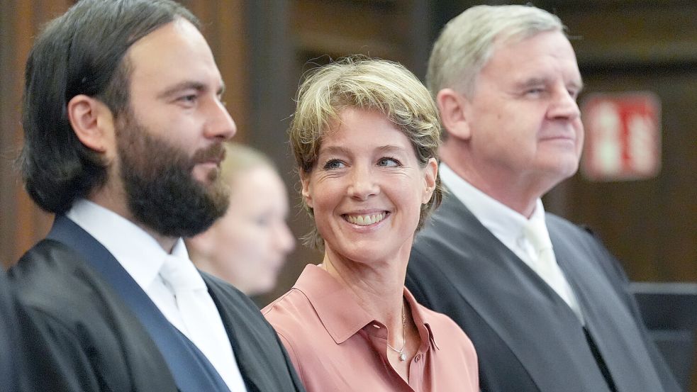 Beim letzten Prozesstag vor der Sommerpause wurde Christina Block noch von zwei Anwälten vertreten: Strafverteidiger Otmar Kury (r) und Anwalt Ingo Bott. Foto: dpa/ Marcus Brandt