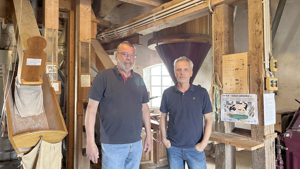 Klaus Keller (links) vom Mühlenverein und Müller Frank Schoof in der frisch sanierten Roten Mühle in Greetsiel. Foto: Lotta Groenendaal