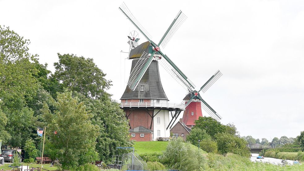 Die Greetsieler Zwillingsmühlen sind beide saniert und vollständig. Das soll mit einem großen Fest gefeiert werden. Foto: Heinz Wagenaar/Archiv