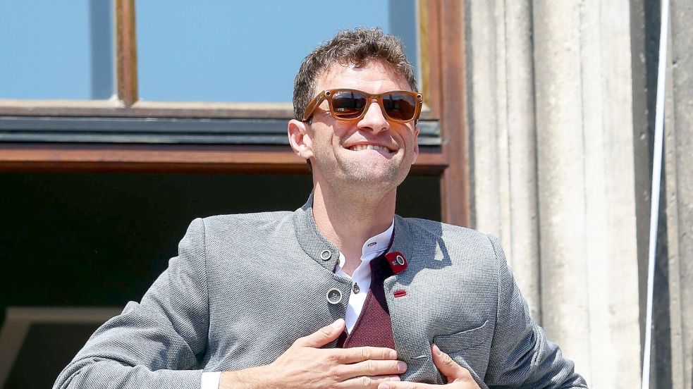 Thomas Müller sagte seinen Fans wiederholt Danke. Foto: Karl-Josef Hildenbrand/dpa