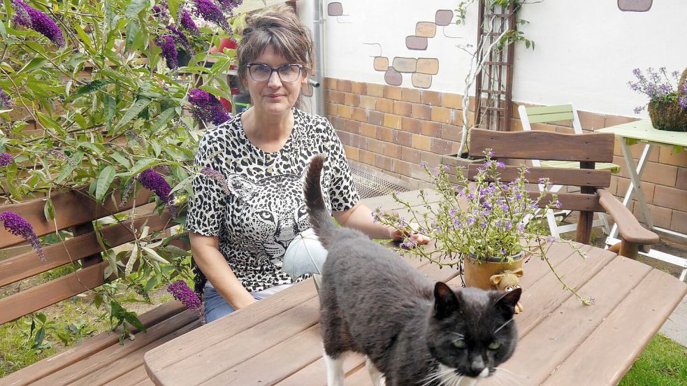 Manuela Jeschke hat das „Katzenparadies“ privat gegründet. Foto: Ulrike von Leszczynski/dpa