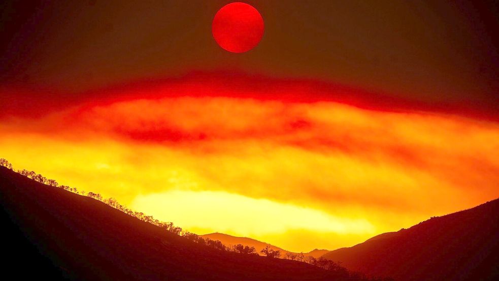 Der Rauch eines Feuers über dem Los Padres National Forest in Kalifornien. Foto: Noah Berger/AP/dpa