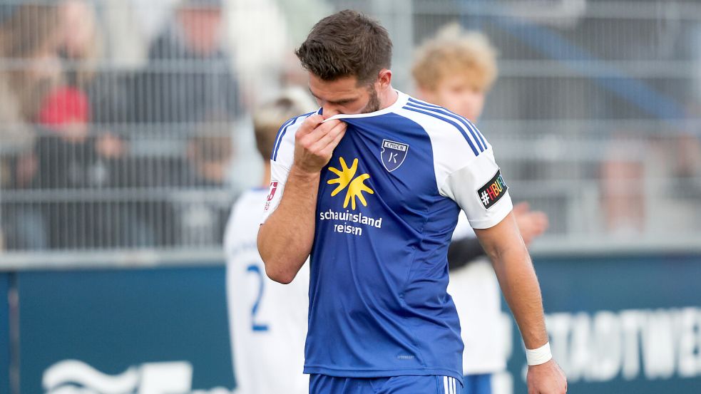 Tido Steffens stapft nach der 0:5-Schlappe enttäuscht vom Platz. Fotos: Doden/Emden
