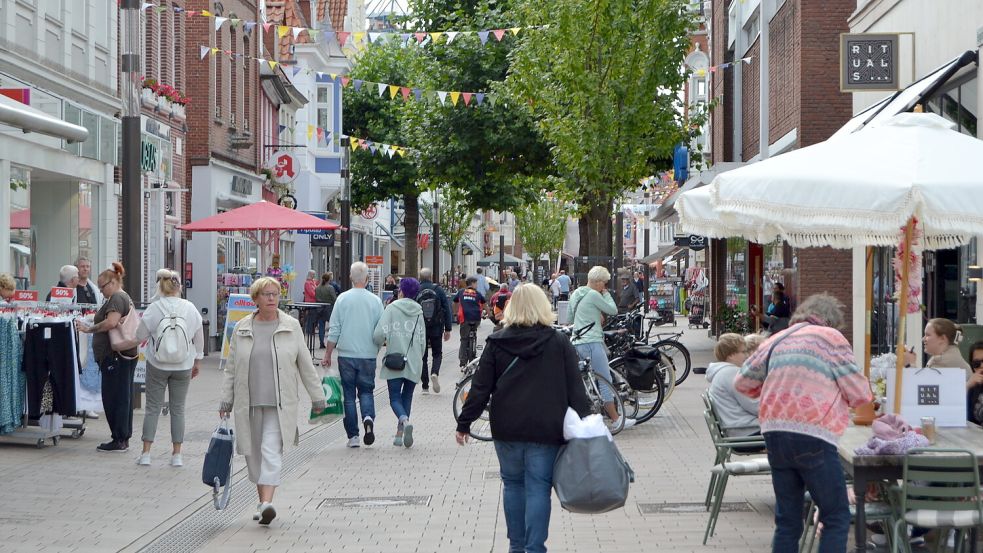 Die Auricher Fußgängerzone gegen 16:30 Uhr. Um diese Uhrzeit ist sie noch gut besucht. Foto: Eva van Loh