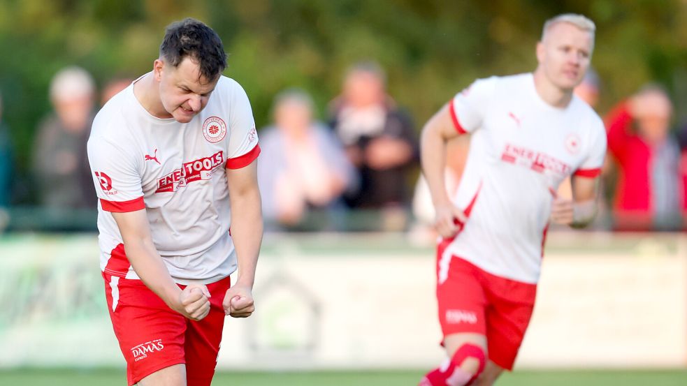 Der SV Großefehn um Sven Adam bejubelte den Einzug in die 2. Pokalrunde. Archivfoto: Jens Doden/Emden