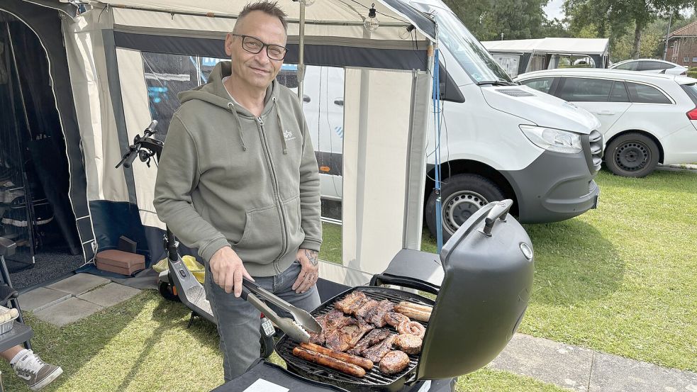 René Adriaans aus Uelsen schwört beim Campen auf den Grill. Foto: Deike Terhorst