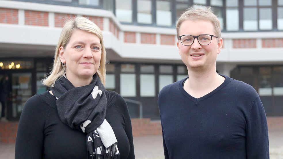 Stephanie Pospisil und Tjarko Tjaden begannen 2023 ihre Tätigkeit im Auricher Rathaus und stellten sich im November 2023 zusammen vor. Foto: Romuald Banik