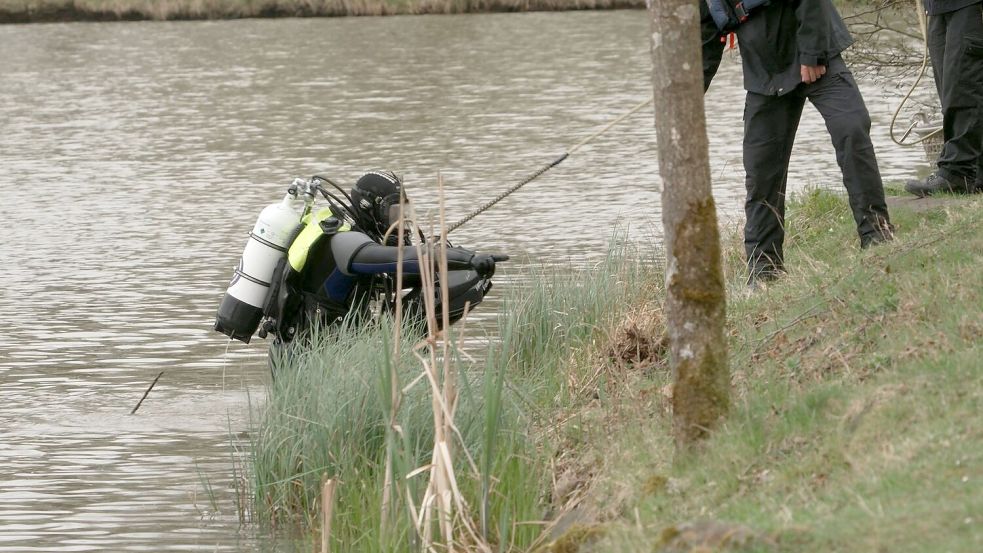 Während der großangelegten Suche kamen auch Taucher zum Einsatz. (Archivbild) Foto: Thomas Frey/dpa