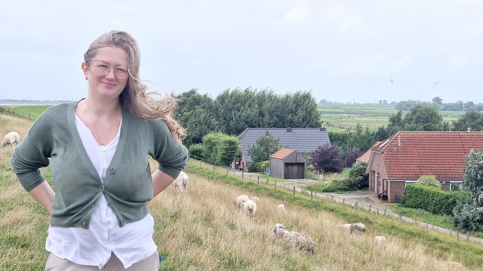 Alexandra Haber steht auf dem Deich in Dyksterhusen. Irgendwo am Fuß des Deiches haben ihre Vorfahren gelebt. Foto: Tatjana Gettkowski