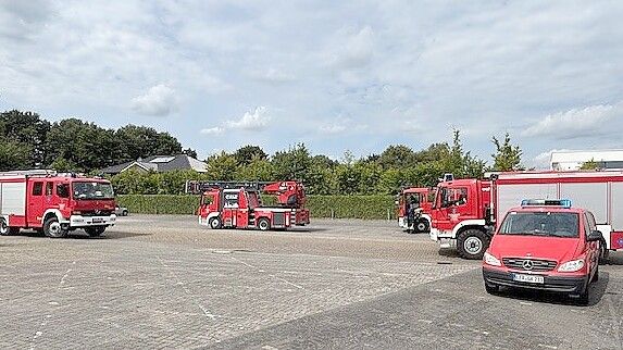 Die Feuerwehr Westrhauderfehn rückte mit fünf Einsatzfahrzeugen aus.