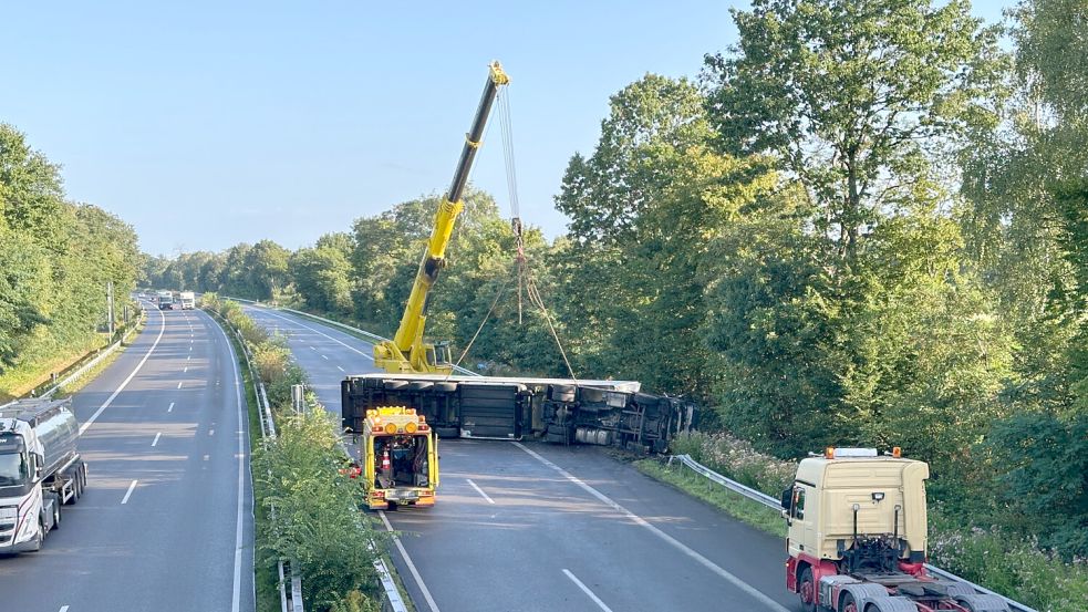 Nach einem Unfall auf der A 28 blockierte ein Lastwagen die Fahrbahn. Foto: Timo Sager