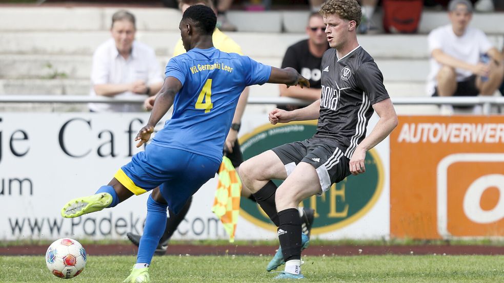 Der Nigerianer Abdul Jimmy (links) hat im Ostfriesland-Cup und Bezirkspokal für Germania Leer gegen den TV Bunde gespielt. Aktuell weilt er aber nicht in Ostfriesland. Foto: Jens Doden, Emden
