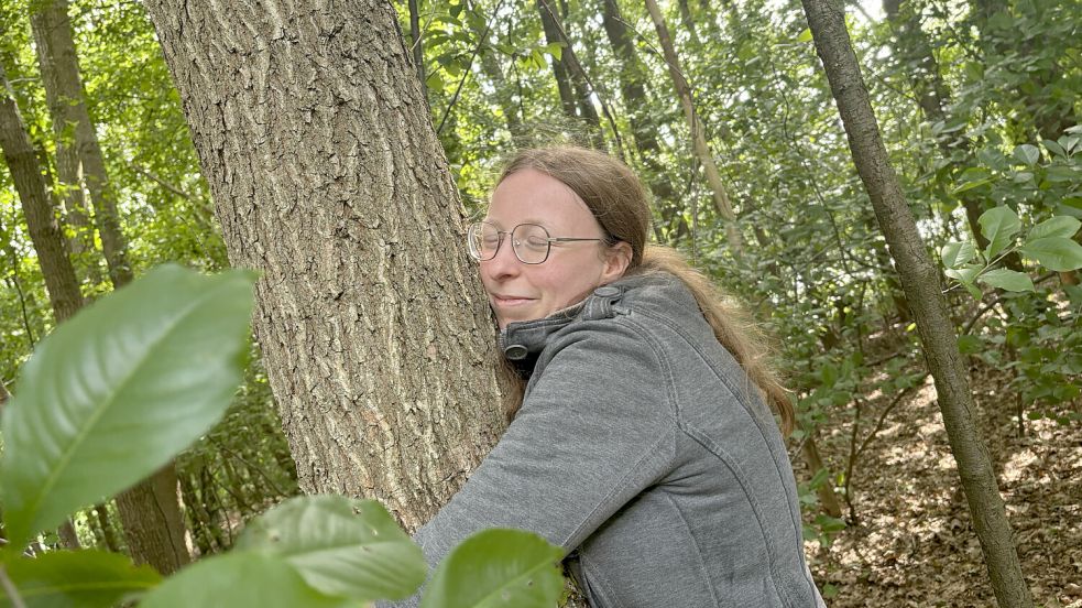 Volontärin Jasmin Oltmanns probiert sich am Waldbaden. Einiges fällt ihr schwer, aber manches überrascht sie auch. Foto: Pia Pentzlin