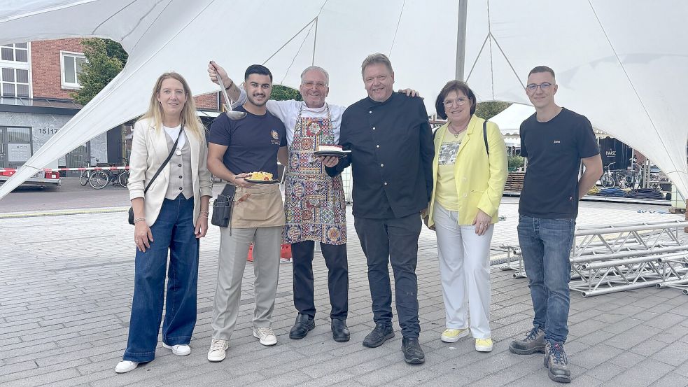 Erstmals wird „Emden à la Carte“ in Kooperation von Emder Gastronomen mit dem städtischen Betrieb Kulturevents auf die Beine gestellt. Koordinator für Innenstadt-Veranstaltungen Jann Tunder (von rechts), Kulturevents-Chefin Kerstin Rogge-Mönchmeyer und Innenstadtkoordinatorin Julia Kruse (links) posieren mit Abdullah Kalmaz vom Ostfriesen, Santino La Tona von La Cucina di Santino und Rainer Ahlers vom Goldenen Adler. Fotos: Mona Hanssen