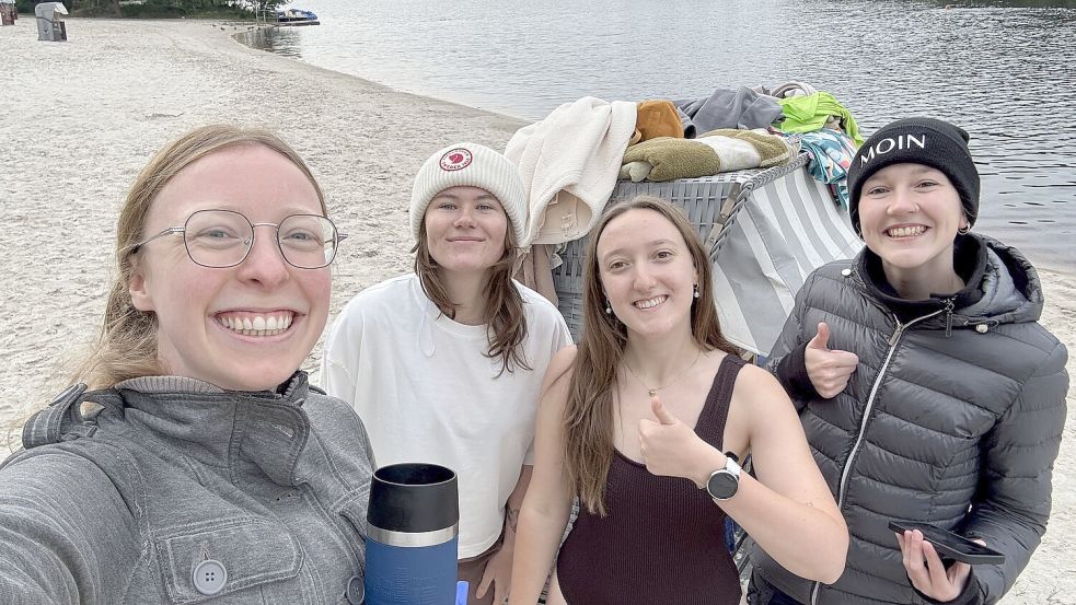 Eine Woche sind die Volontärinnen auf dem Campingplatz am Ottermeer zu Hause. Heute wagen sich zwei von ihnen sogar in das Wasser. Foto: Jasmin Oltmanns