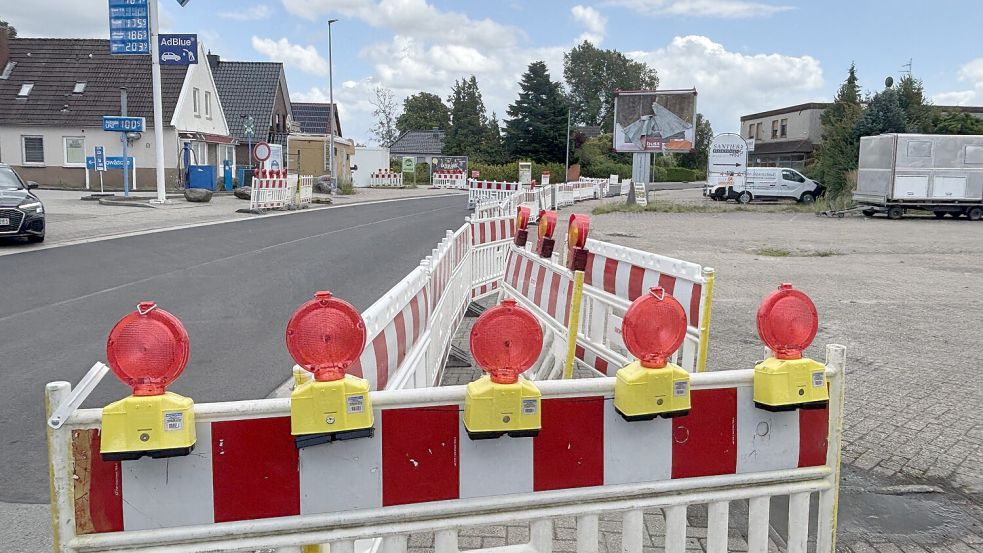 Noch stehen die Absperrbaken auf der B 438 in Idafehn. Doch ab Freitag soll die Straße wieder befahrbar sein. Foto: Henrik Zein