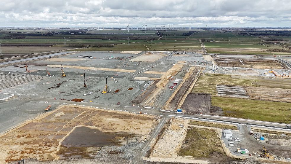 Blick auf die Baustelle bei Heide, wo die hiesige Northvolt-Fabrik entstehen soll. (Archivbild) Foto: Christian Charisius/dpa