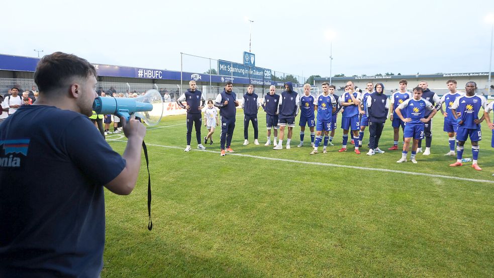Die Kickers-Mannschaft musste sich nach dem Spiel der deutlichen Kritik der Anhänger stellen. Fotos: Jens Doden/Emden