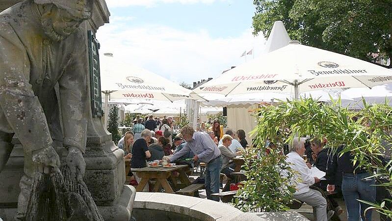 Früher im Stadtgarten, jetzt wieder auf dem neuen Markt: Emden á la carte. Foto: Archiv