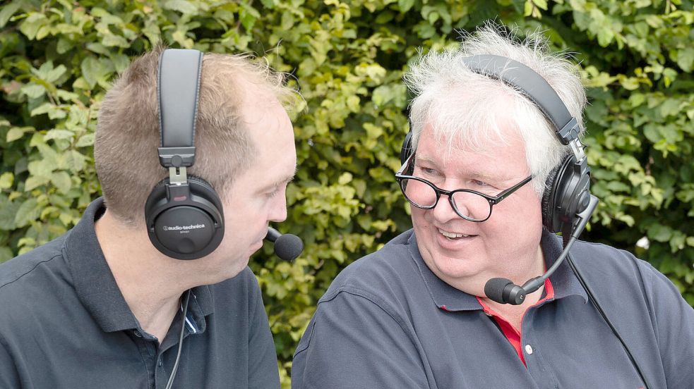 Michael Zuidema (links) kommentierte die Partie aus Leer zusammen mit Matthias Herzog. Foto: Lohmann