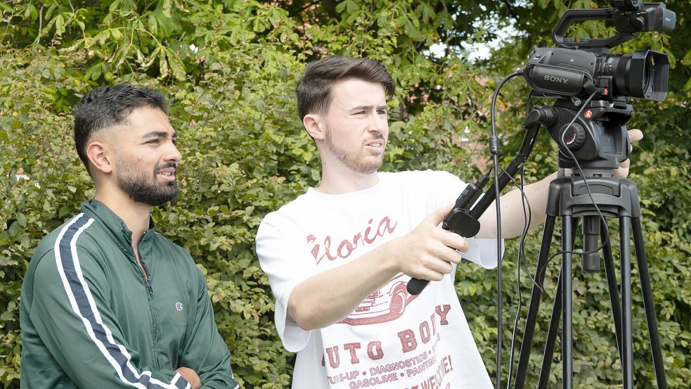 Ben Janssen (rechts) und Abdul Rahman Hasan werden die Spiele an der Kamera begleiten. Foto: Lohmann