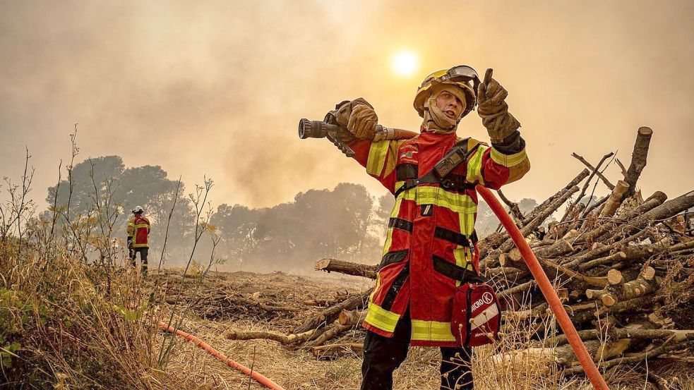 Die Feuerwehr kämpft in Südfrankreich weiter gegen die Flammen. Foto: Uncredited/Securite Civile/AP/dpa
