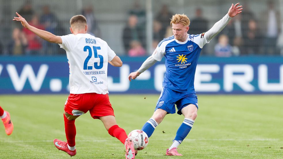 Kickers Emden (rechts Pascal Steinwender) will gegen den Bremer SV den ersten Sieg in dieser Saison einfahren. Foto: Jens Doden/Emden