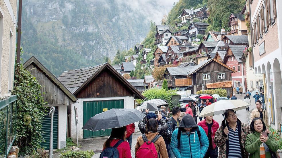 Klein, charmant und überfüllt: Hallstatt ist bei vielen Touristen sehr beliebt. (Archivbild) Foto: Christian Bruna/EPA/dpa