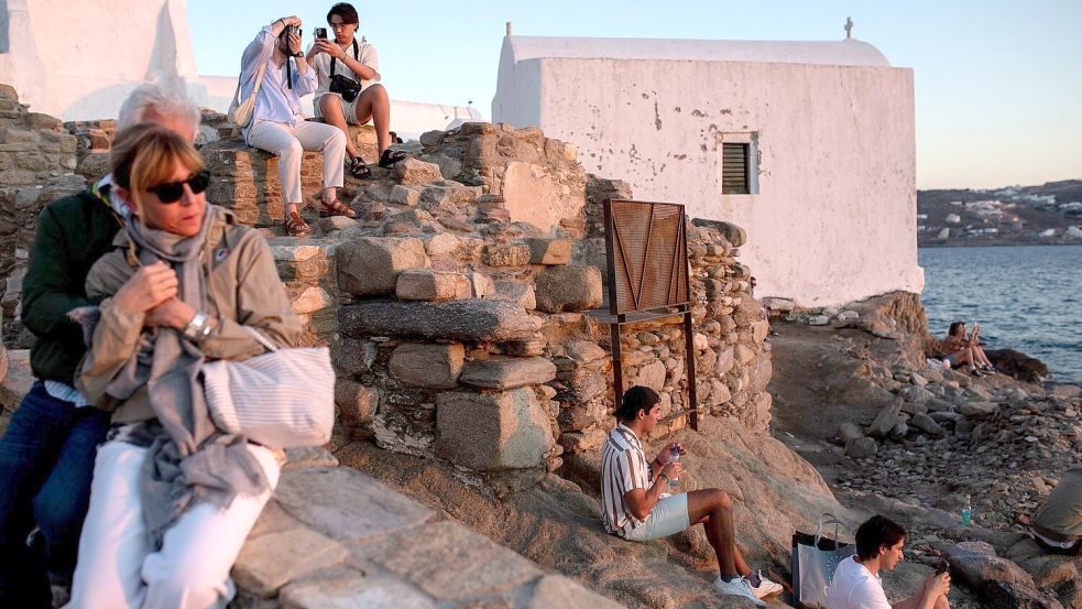 Mittlerweile müssen Touristen auch auf Mykonos 20 Euro Eintritt zahlen. (Archivbild) Foto: Socrates Baltagiannis/dpa