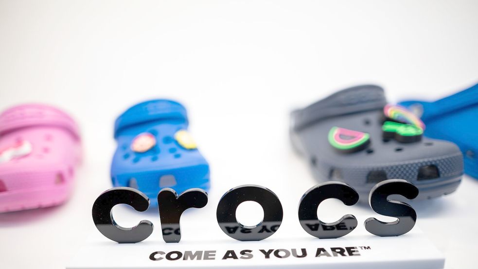 Die Crocs-Macher verschreckten die Anleger mit der Aussicht auf einen Umsatzrückgang. (Archivbild) Foto: Fabian Strauch/dpa